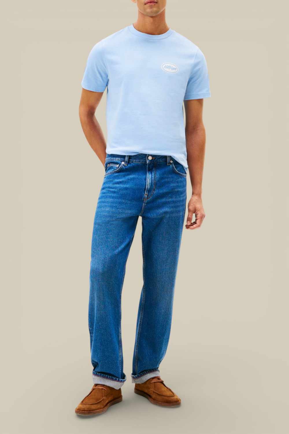 תמונת כל הלוק של חולצת טי